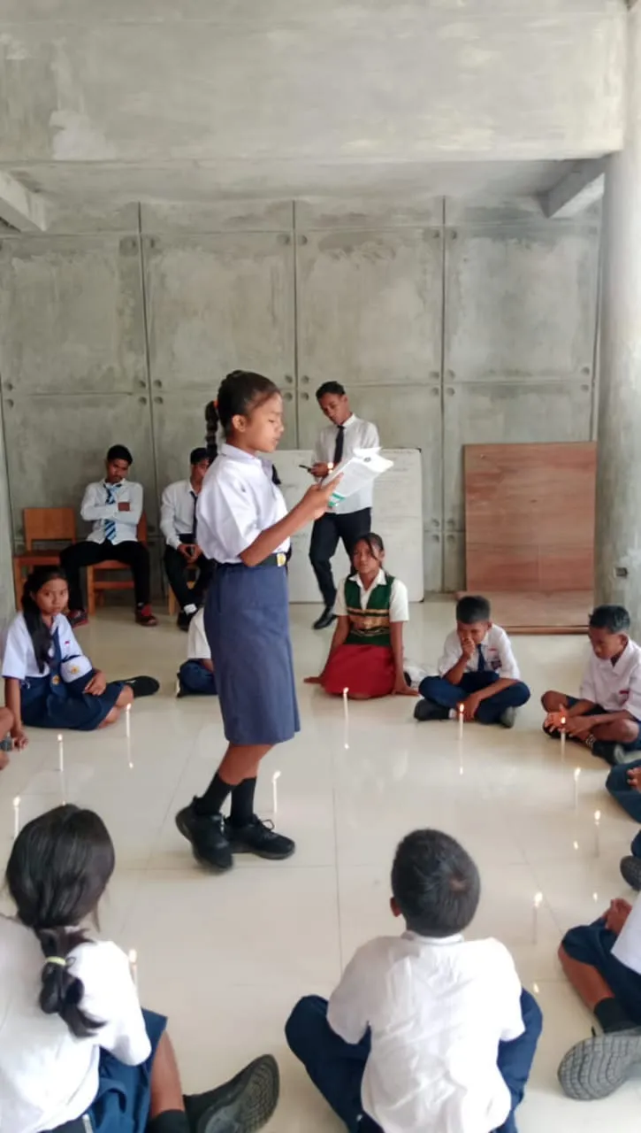 Refleksi dengan Lilin – Mengajak siswa merenungkan pentingnya disiplin, kejujuran, dan semangat belajar (dengan pengawasan guru).